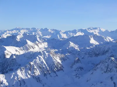 Pemandangan lanskap megah Pegunungan Pyrenees di perbatasan Prancis dan Spanyol