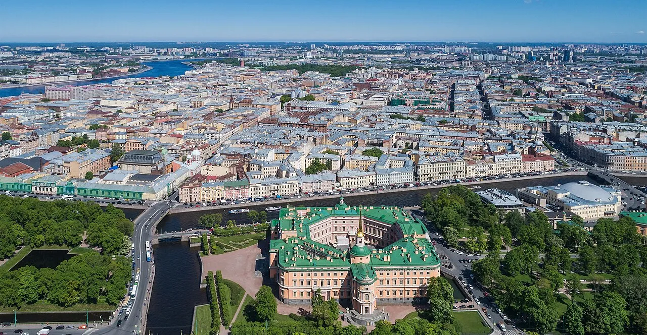 Pemandangan arsitektur megah di pusat kota Saint Petersburg Rusia