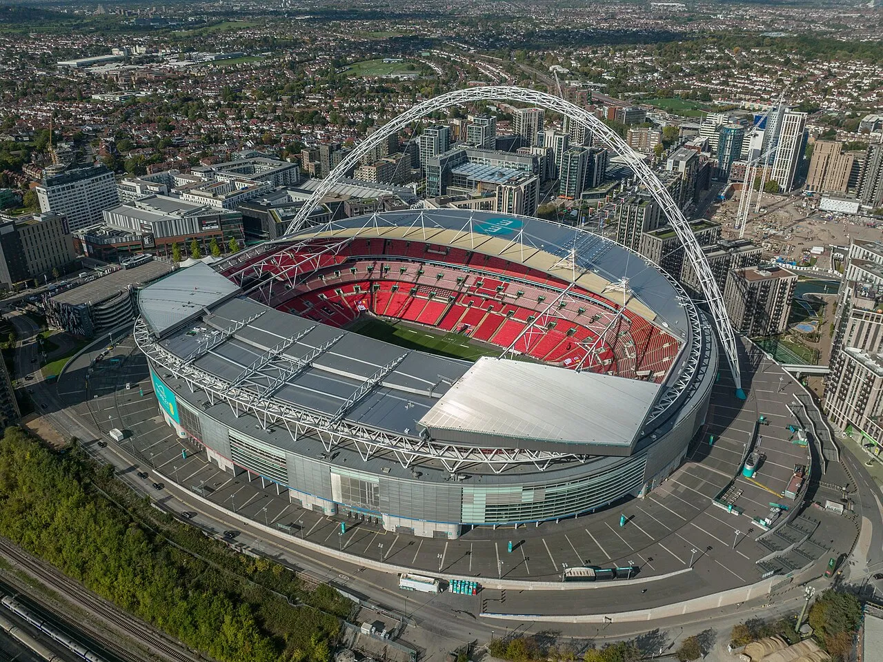 Pemandangan Wembley Stadium di London dengan lengkungan ikonik dan kapasitas 90.000 kursi