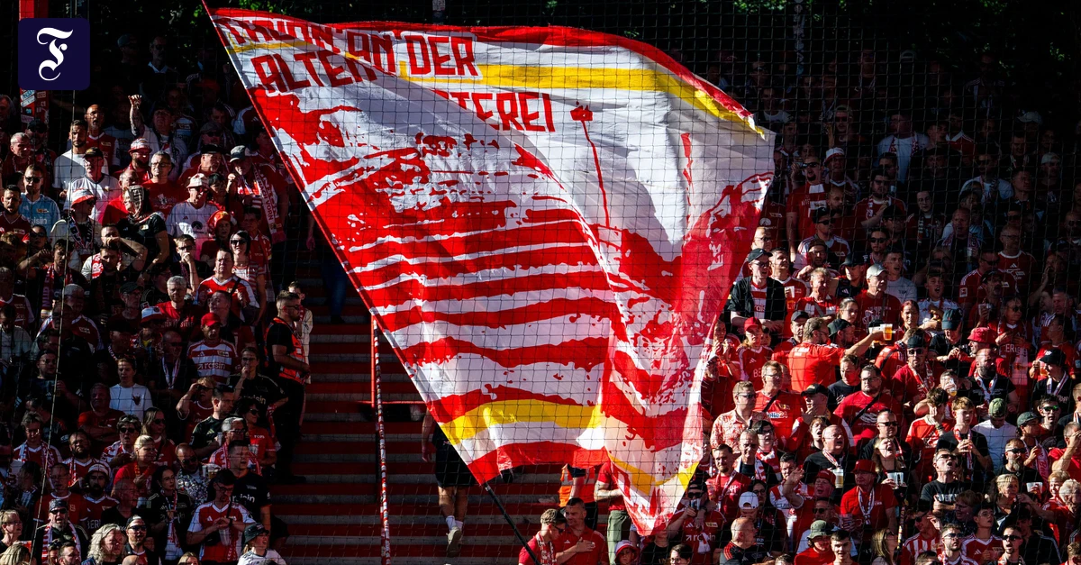 Suporter sepak bola melayangkan protes di stadion akibat salah paham atas penghentian laga