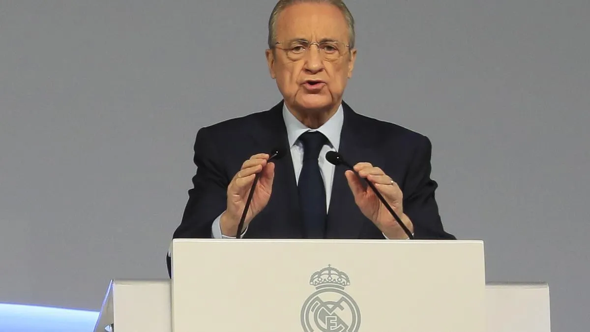Yan Diomande mengenakan seragam Real Madrid usai resmi diperkenalkan