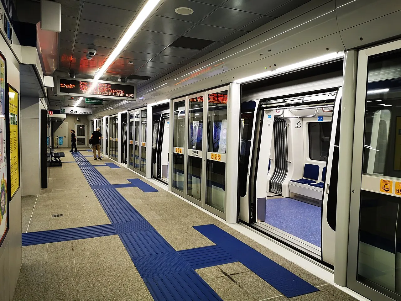 Suasana modern di dalam stasiun dan rangkaian kereta Milan Metro