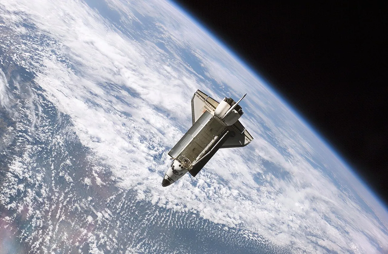 Astronot melakukan aktivitas di luar angkasa dalam misi penerbangan berawak