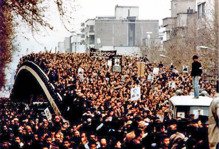 Suasana demonstrasi massa dalam Revolusi Iran tahun 1979