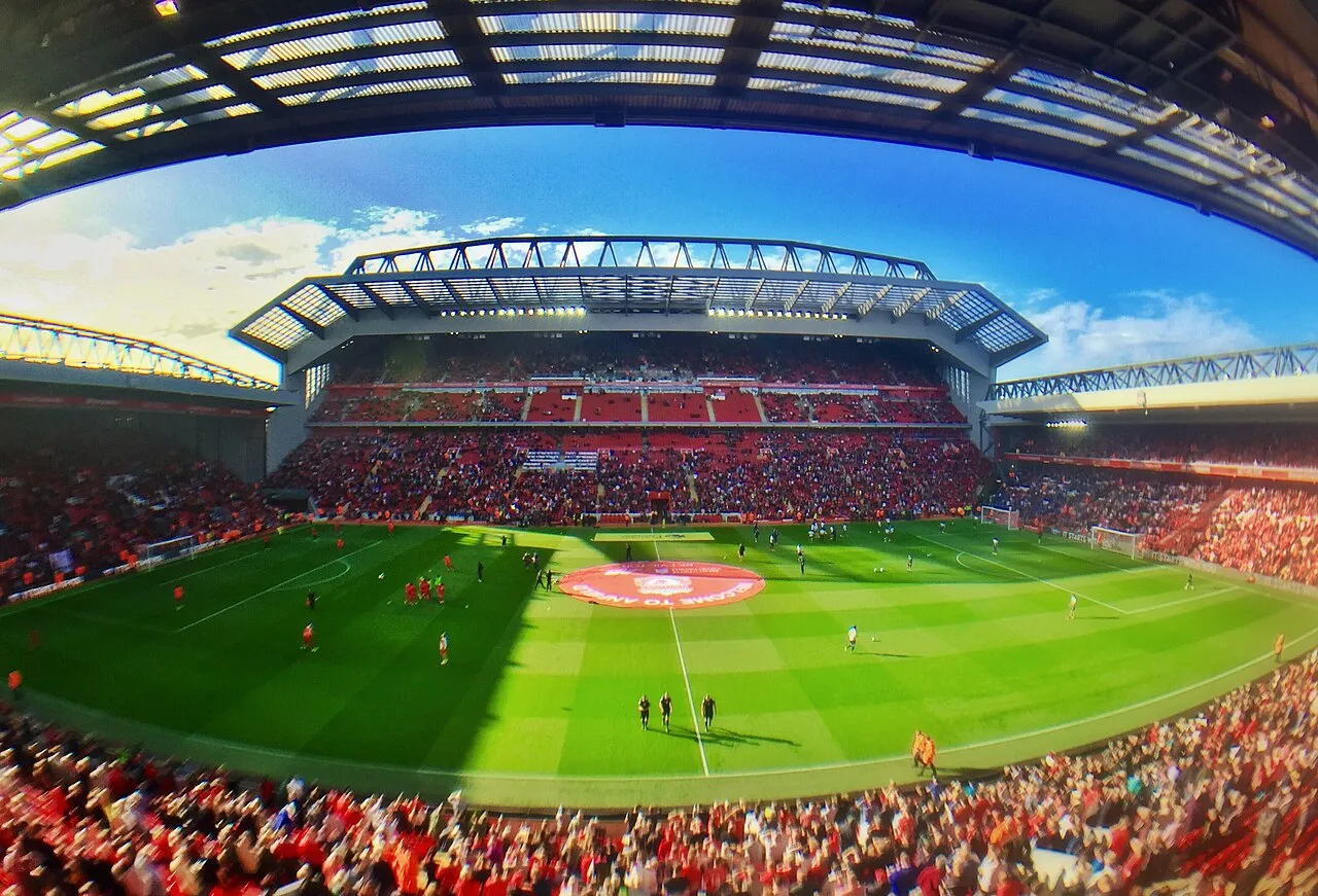 Stadion Anfield merupakan markas ikonik Liverpool F.C. dengan kapasitas lebih dari 61.000 penonton