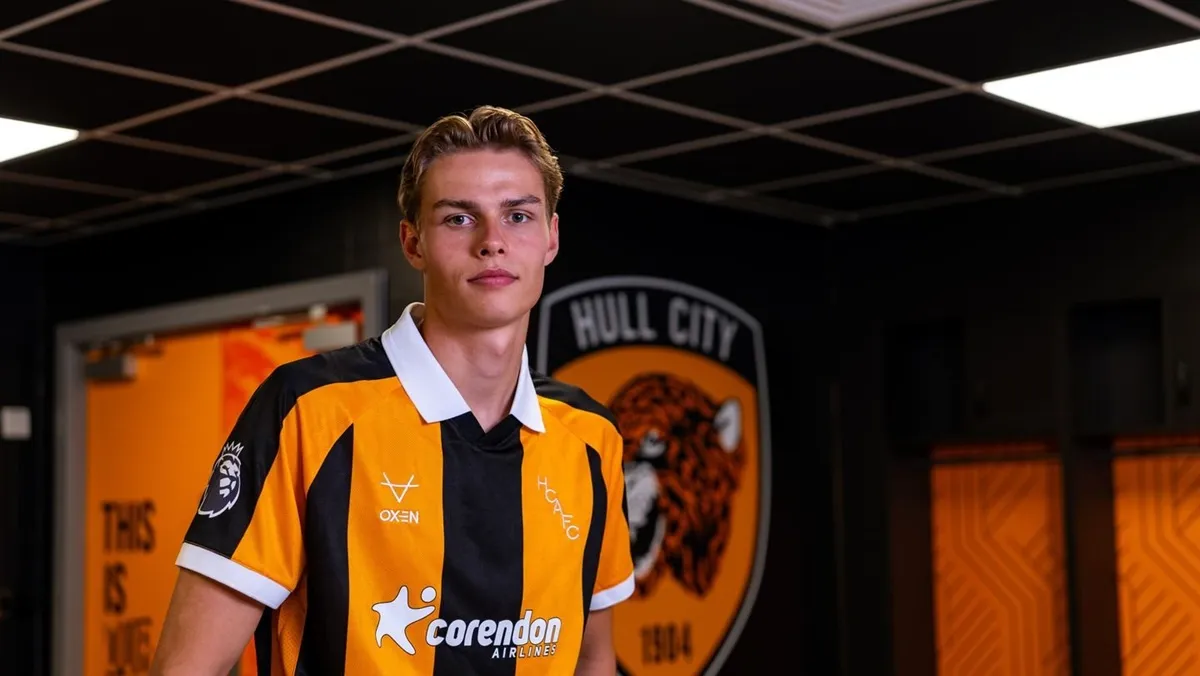Gelandang baru Hull City Jens Hjerte Dahl saat bersiap menghadapi Liga Inggris