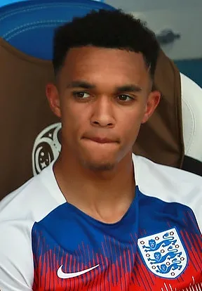 Trent Alexander-Arnold dalam balutan seragam tim di lapangan