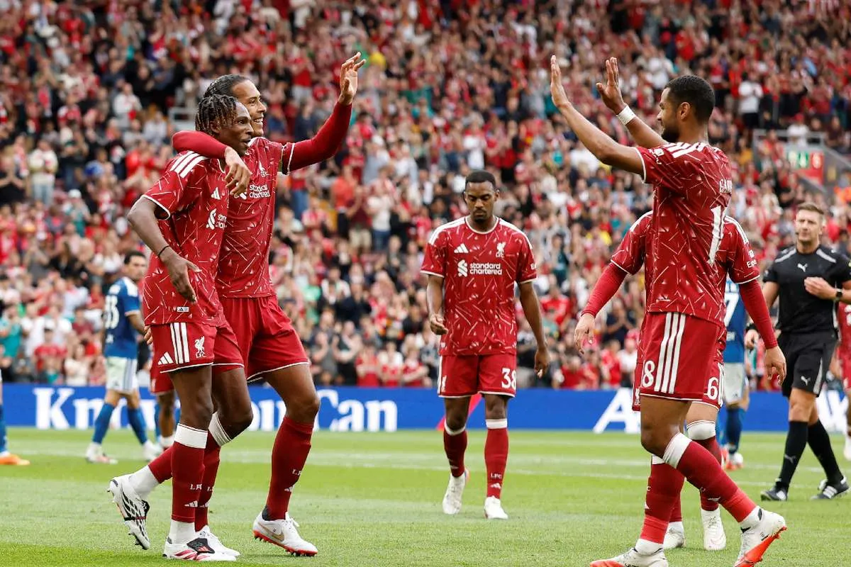 Virgil van Dijk sebut bek baru Liverpool butuh waktu adaptasi di lini belakang