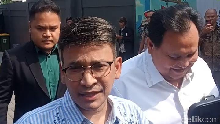 Kuasa hukum Ruben Onsu, Minola Sebayang, memberikan keterangan pers mengenai isu teror debt collector di rumah Sarwendah saat ditemui di kawasan Kuningan, Jakarta Selatan.