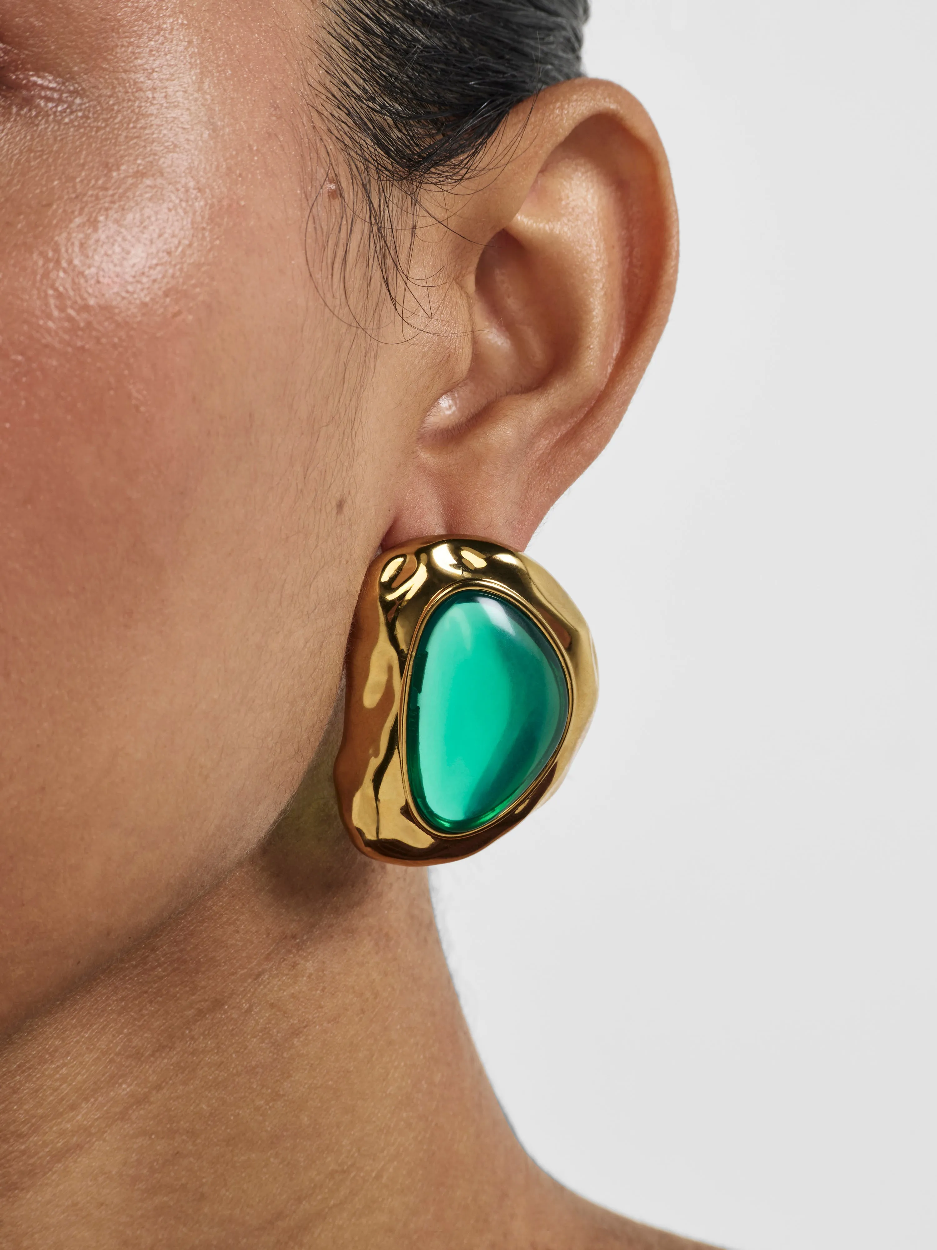 Luna Earring Gold Green dengan detail batu hijau di Joy368