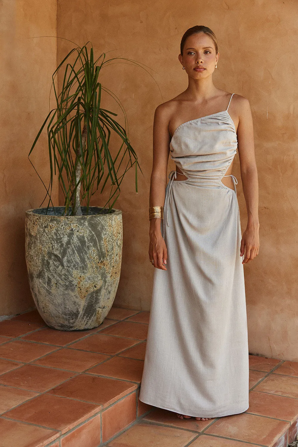 Mahya Dress Stone elegan dari Joy368 dengan desain punggung terbuka dan warna abu-abu netral