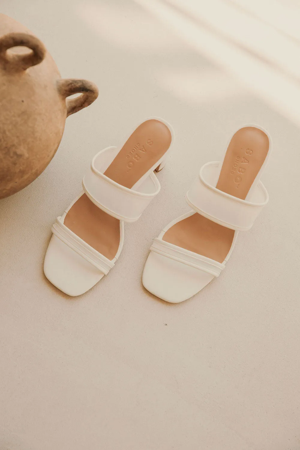 Mariana Heels White dengan strap transparan dan hak balok di Joy368