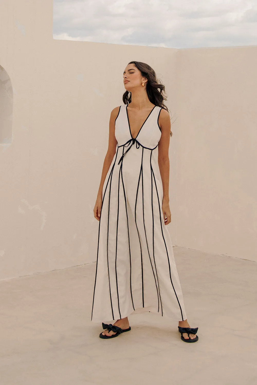 Maylin Dress Cream elegan dengan detail v-neck dan rok a-line dari Joy368
