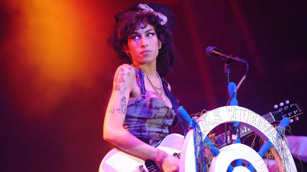 Potret kenangan penyanyi legendaris Amy Winehouse yang diunggah dalam peringatan 15 tahun kepergiannya.