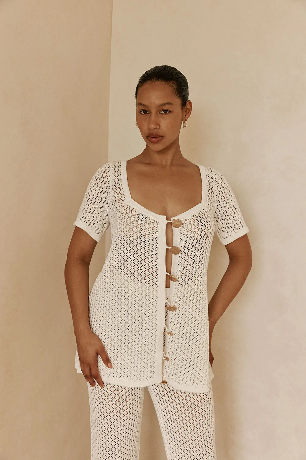Milana Top White dari Joy368 dengan bahan rajut katun putih natural