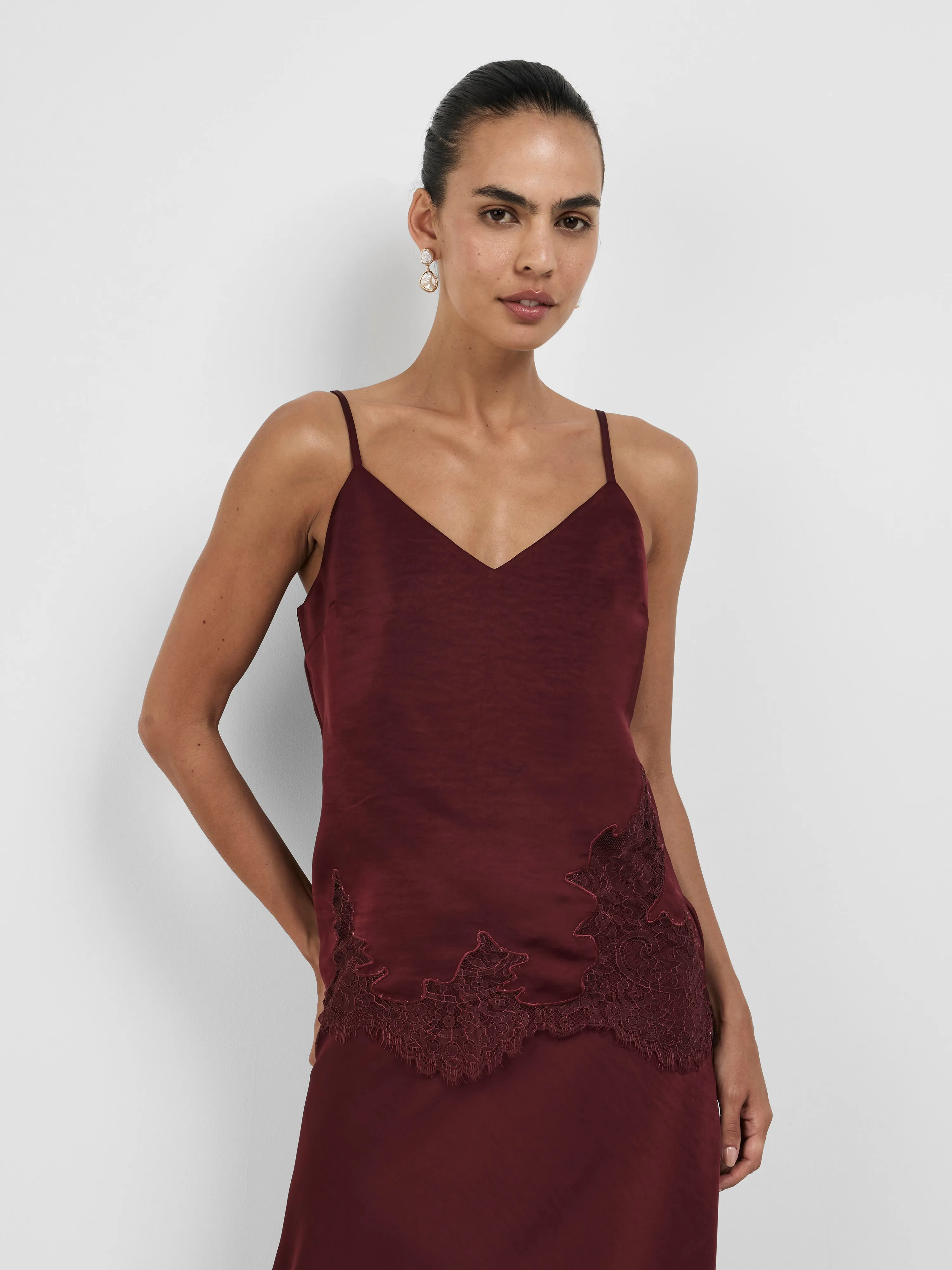 Miyah Top Plum elegan dari Joy368 dengan bahan satin berkualitas tinggi dan detail renda
