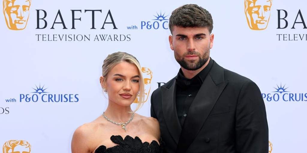 Molly Smith dan Tom Clare berciuman mesra di depan gedung pengadilan setelah resmi mengikat janji suci pernikahan sipil mereka.