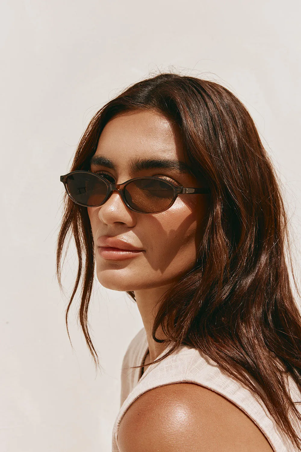 Naiara Sunglasses Brown oval lenses dari Joy368 tampak stylish