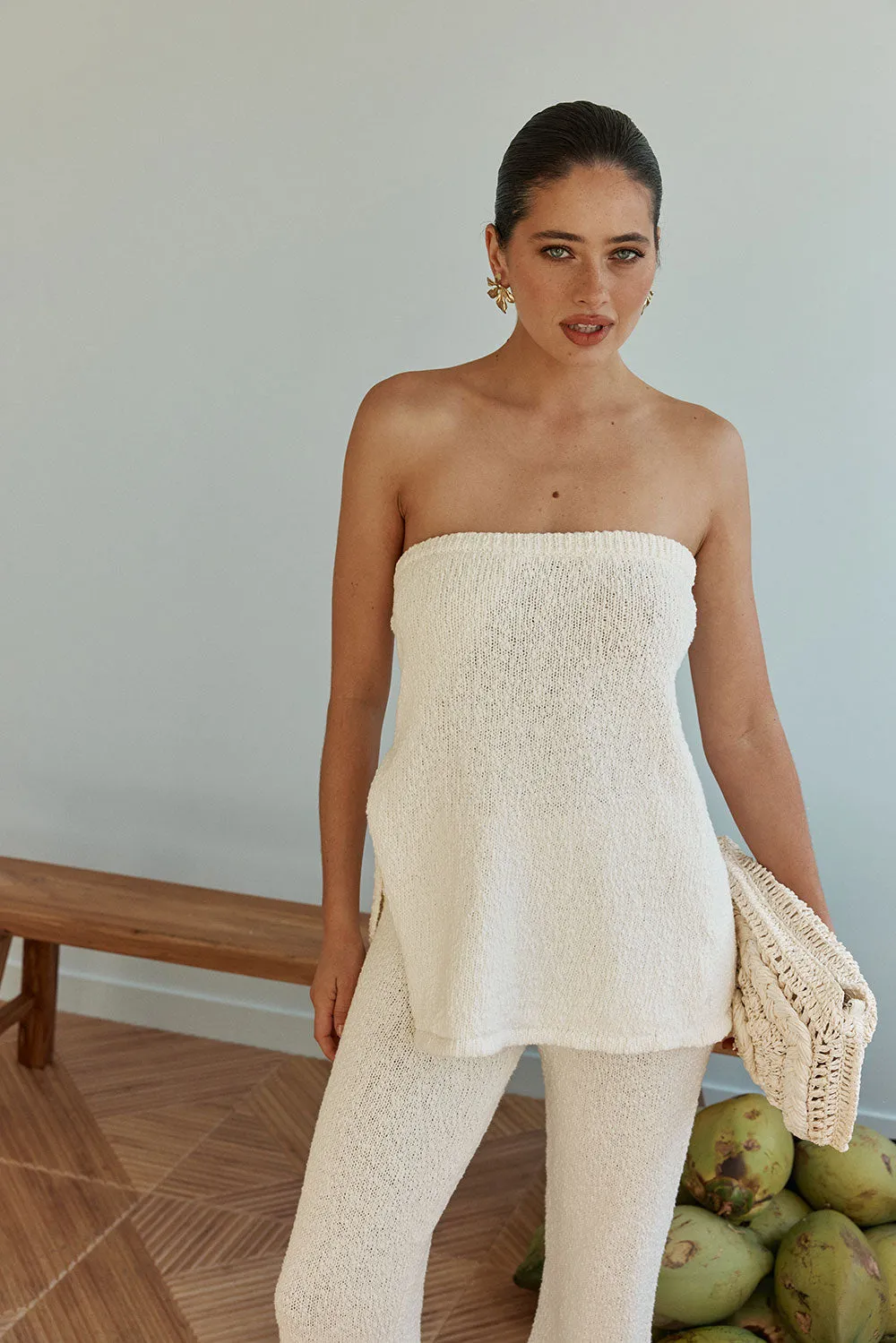 Niva Top warna putih rajut dengan desain strapless dari Joy368
