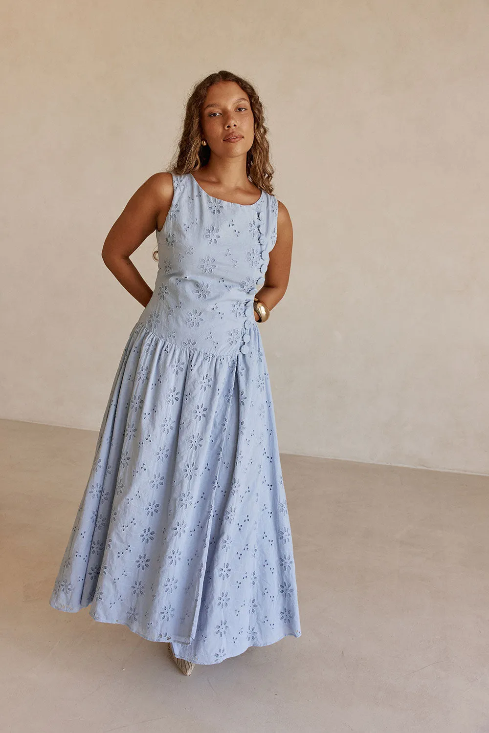 Odessa Dress Blue Broderie maxi katun biru lembut dari koleksi Joy368