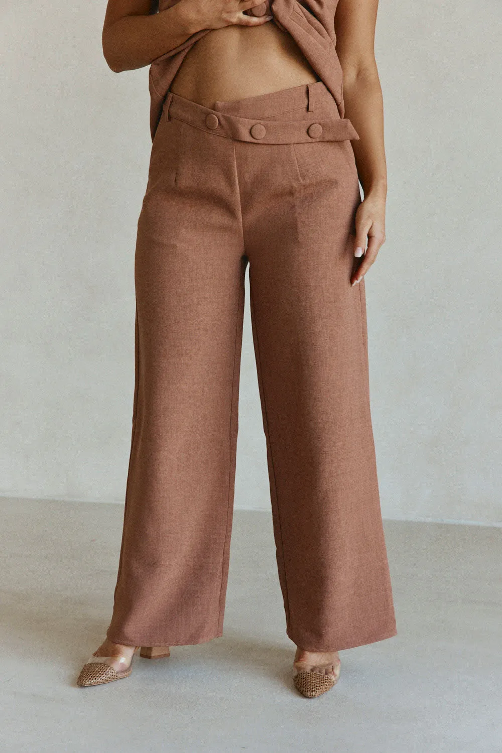 Raven Pants celana high waisted warna tan dari Joy368