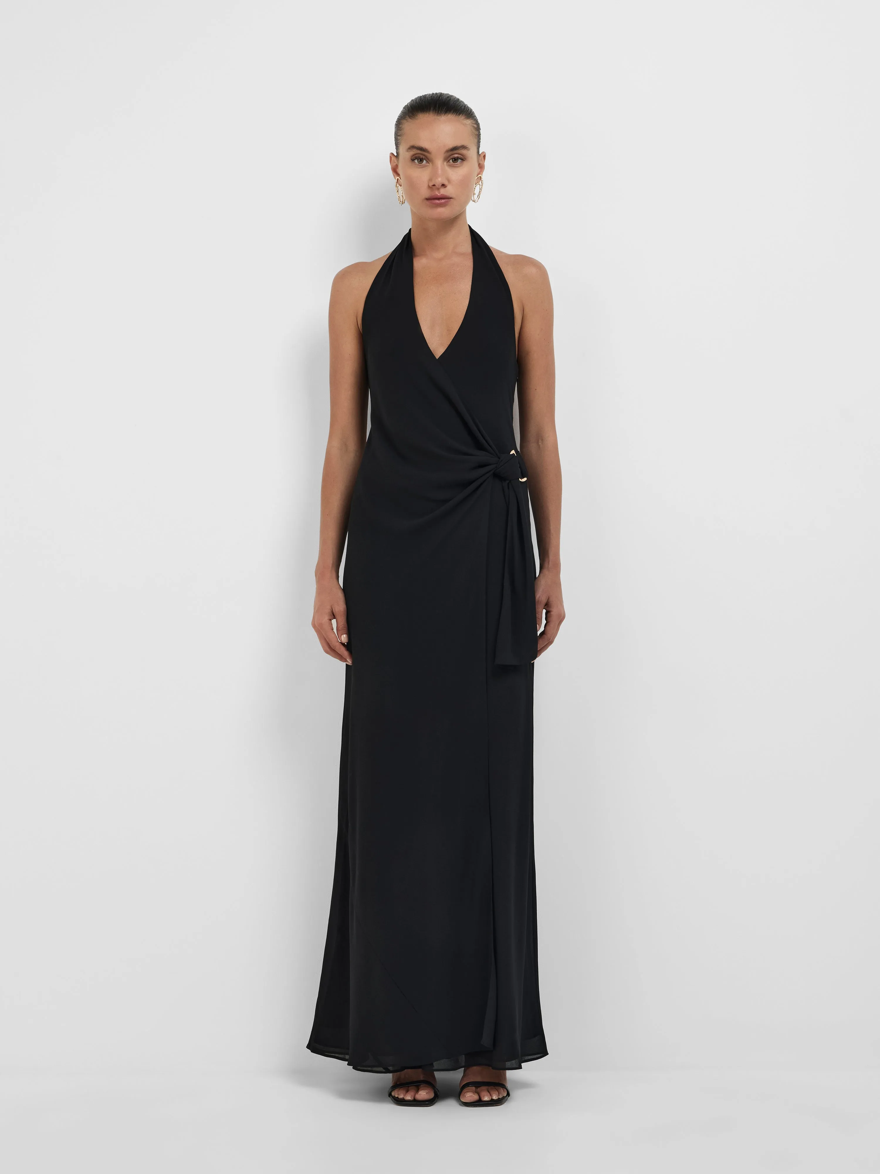 Remi Maxi Dress hitam elegan dengan tali halter dari Joy368