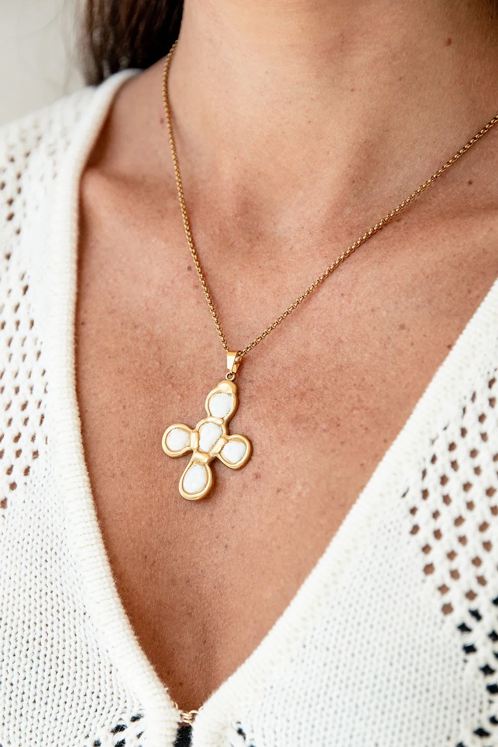 Sella Cross Necklace emas antik dengan detail batu gading koleksi Joy368