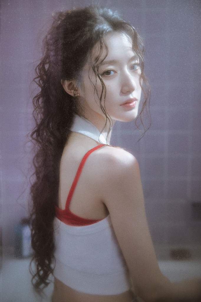 Potret Shuhua (G)I-DLE yang tampil memukau saat menghadiri pengumuman film pertamanya yang masuk dalam jajaran Festival Film Internasional Toronto.