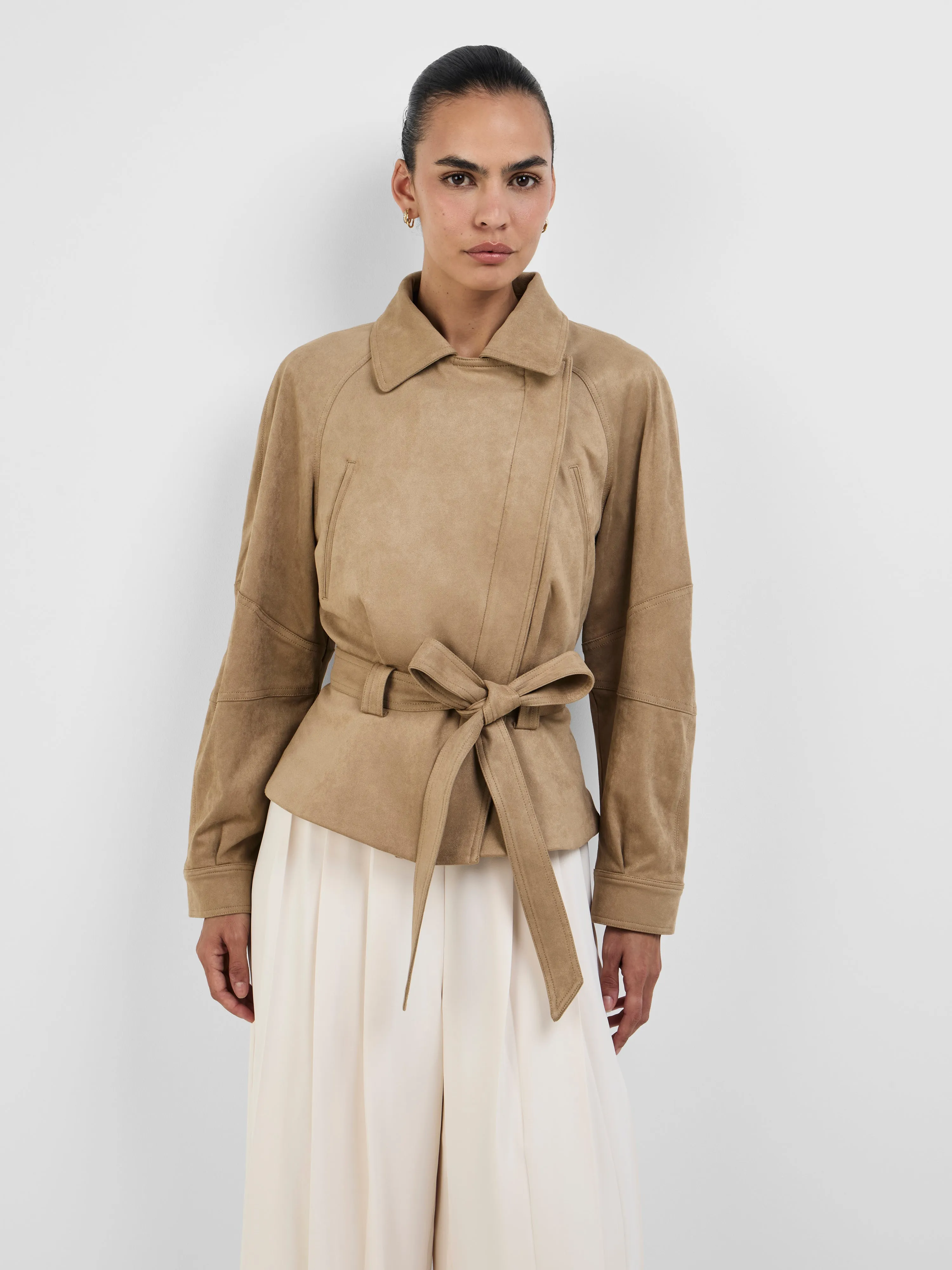 Tiana Jacket Sand elegan dari koleksi fashion outerwear Joy368