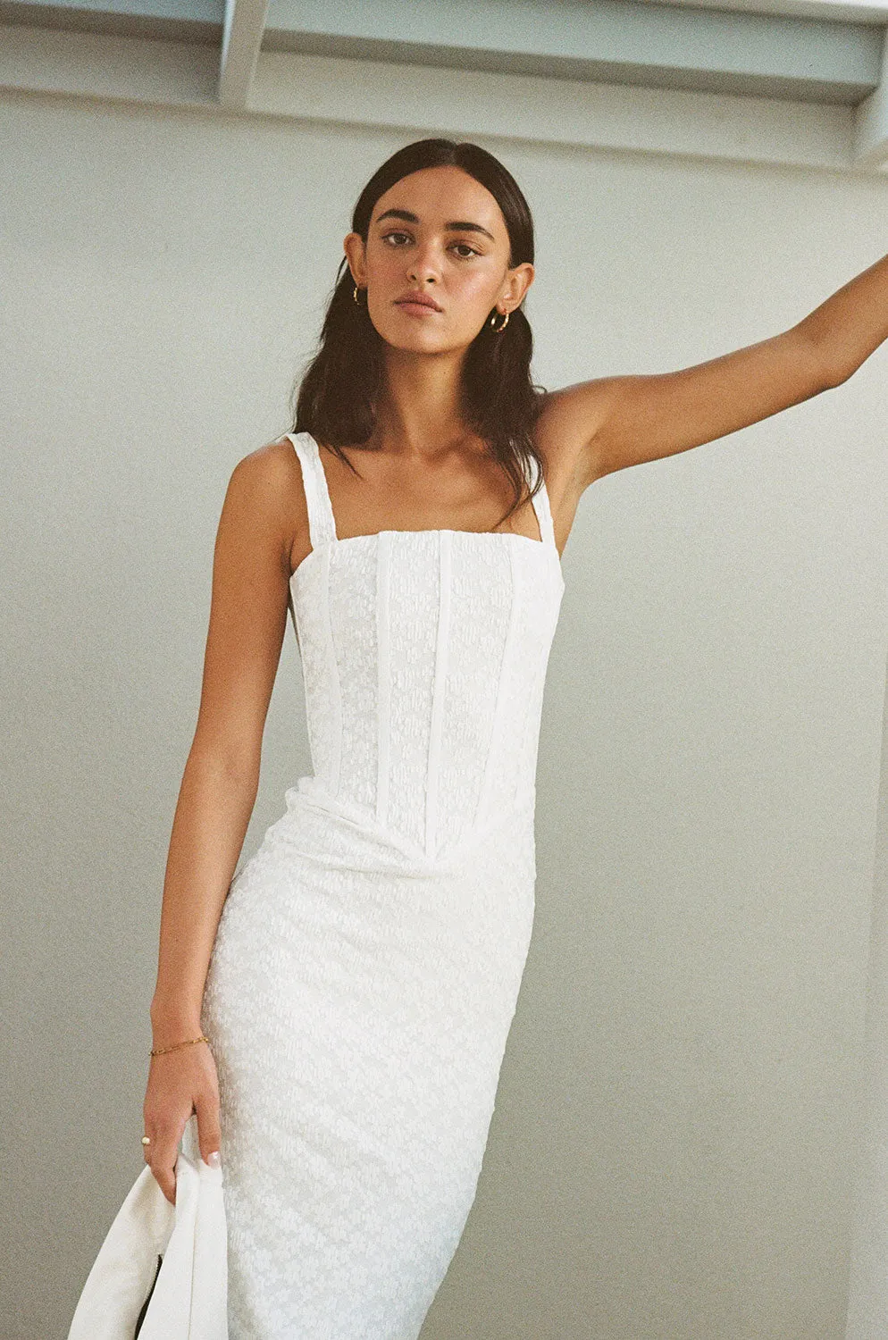Tristania Midi Dress putih elegan dari Joy368 dengan detail renda bunga