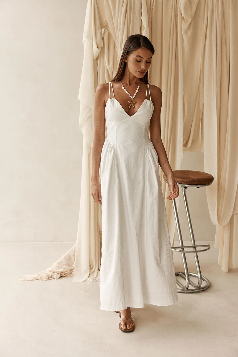 Viva Dress putih elegan model maxi dress dari koleksi terbaru Joy368