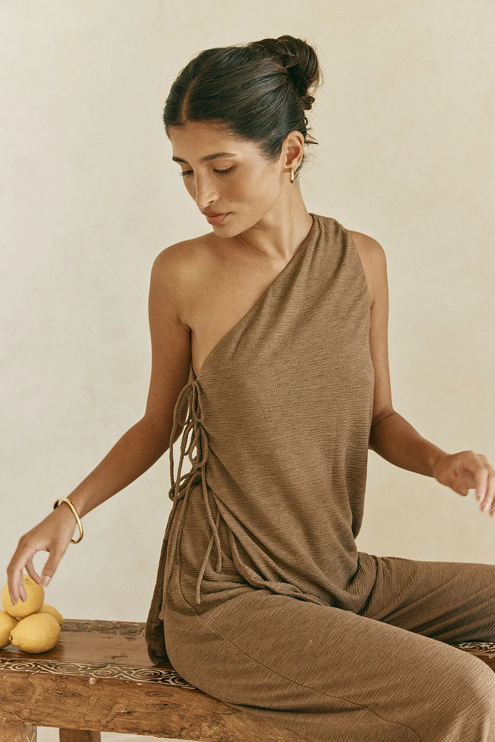 Zen Top Chocolate elegan dari koleksi fashion Joy368 berwarna cokelat dengan desain asimetris